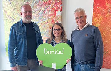 Große Freude bei Jürgen Clemens und Nicole Nies vom DKHV: Uwe König übergibt im Namen der con terra GmbH 75 Laptops zur Unterstützung der wichtigen Vereinsarbeit.